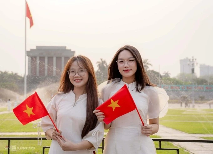 Thiếu nữ chụp ảnh trước quảng trường Ba Đình, Hà Nội, tháng 4/2025.