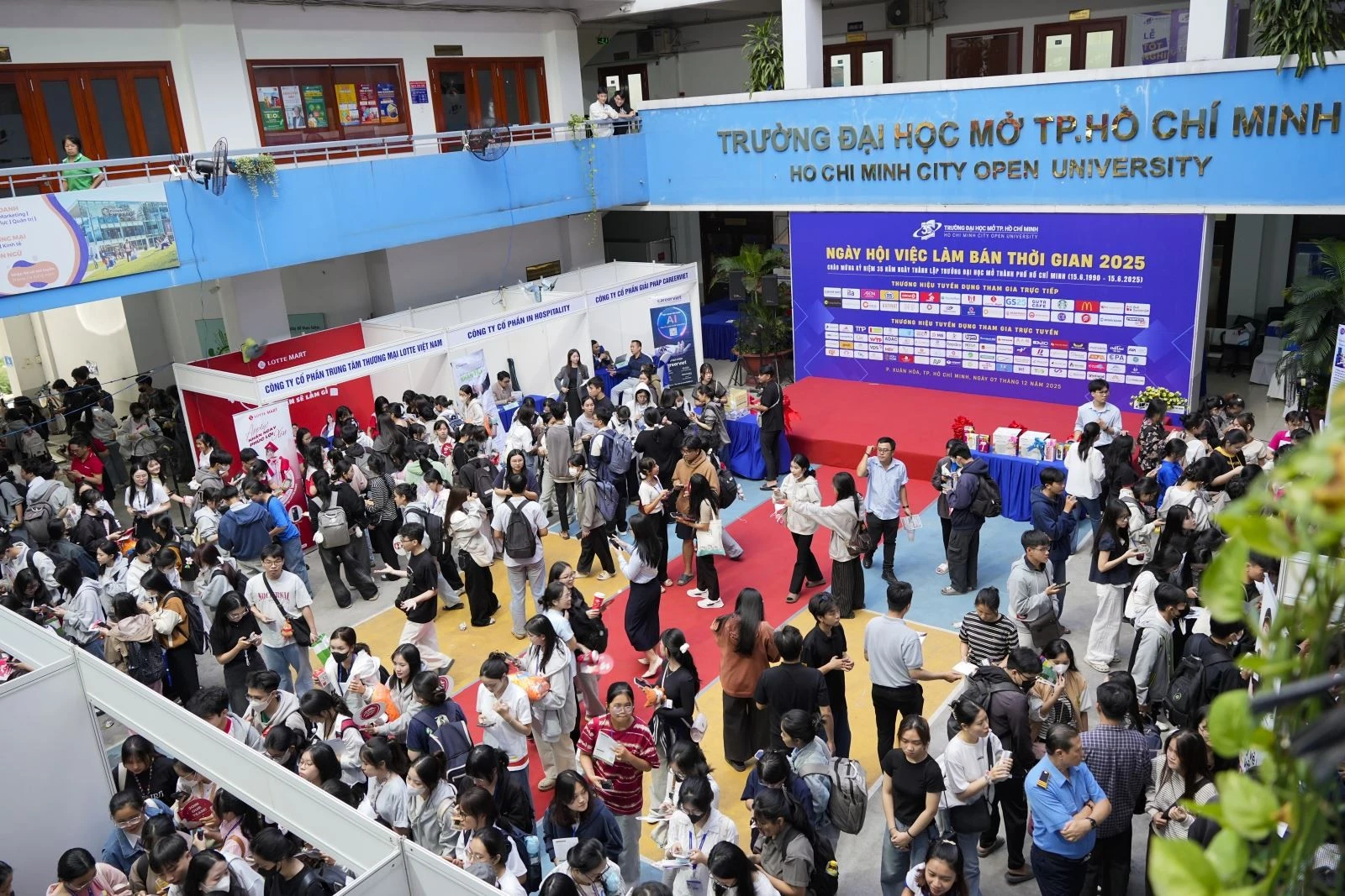 Sinh viên trường Đại học Mở TP Hồ Chí Minh tại Ngày hội việc làm bán thời gian năm 2025.