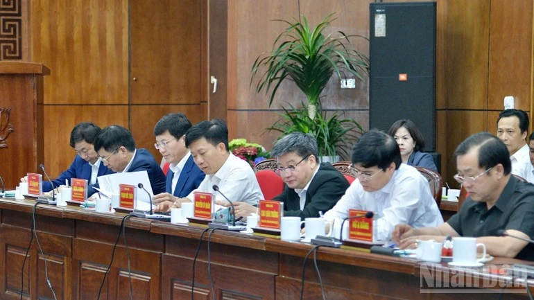 Lãnh đạo tỉnh Điện Biên tham dự cuộc làm việc.