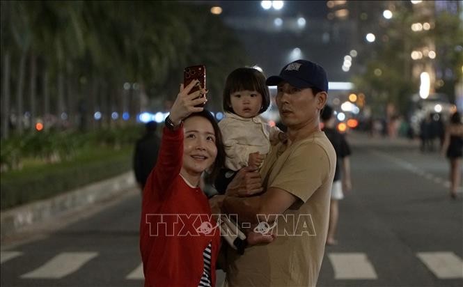 Gia đình chị Min Hee Jin (du khách Hàn Quốc) tranh thủ check-in phố biển Đà Nẵng.