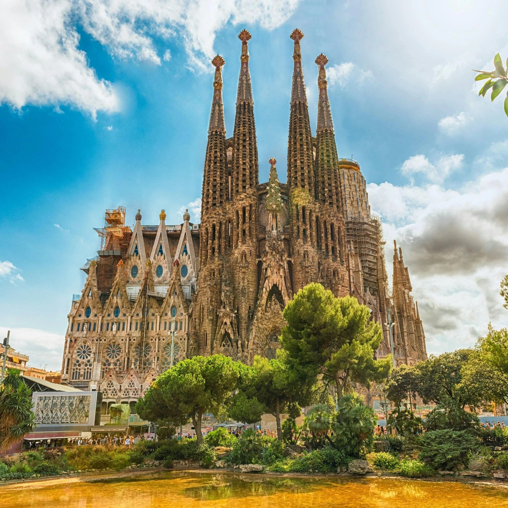 Không thể nói về Barcelona mà không nhắc đến Antoni Gaudí, kiến trúc sư người Catalan đã để lại dấu ấn khắp thành phố. Một chuyến đi dạo quanh thành phố sẽ dẫn bạn qua những công trình kiến trúc bằng đá và sắt uốn lượn của ông, bao gồm cả Công viên Güell và đỉnh cao là kiệt tác dang dở La Sagrada Família. Tuy nhiên, không chỉ có những bức tranh khảm đầy màu sắc: Từ núi non đến bãi biển, từ lịch sử đến hiện đại, Barcelona đầy nắng gần như có tất cả.