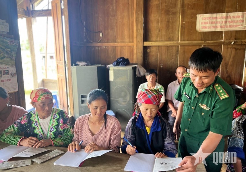 Cán bộ Đồn Biên phòng Mường Lèo (Ban chỉ huy Bộ đội Biên phòng tỉnh Sơn La) giúp dân xóa mù chữ, tháng 6-2024.