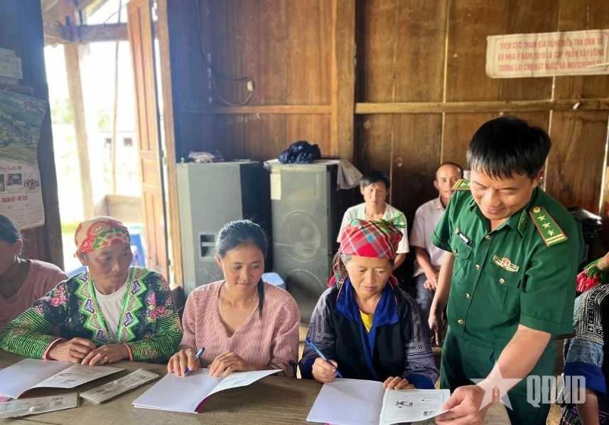 Cán bộ Đồn Biên phòng Mường Lèo (Ban chỉ huy Bộ đội Biên phòng tỉnh Sơn La) giúp dân xóa mù chữ, tháng 6-2024.