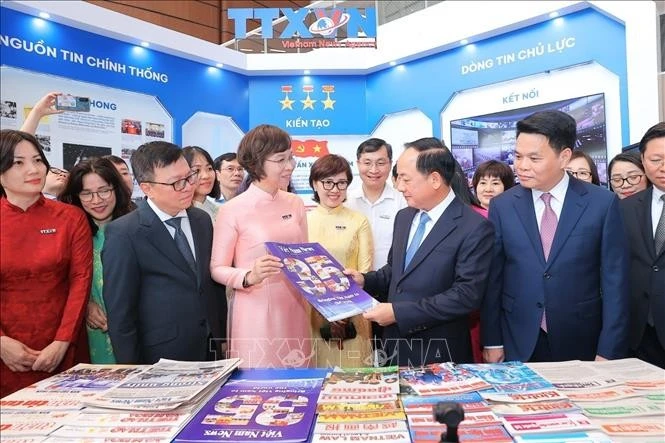 Đồng chí Trịnh Văn Quyết, Ủy viên Bộ Chính trị, Bí thư Trung ương Đảng, Trưởng Ban Tuyên giáo và Dân vận Trung ương và các đồng chí lãnh đạo thăm gian trưng bày của TTXVN tại Hội báo toàn quốc 2026. Ảnh: Minh Quyết/TTXVN