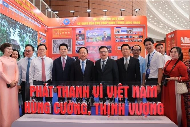 Đồng chí Trịnh Văn Quyết, Ủy viên Bộ Chính trị, Bí thư Trung ương Đảng, Trưởng Ban Tuyên giáo và Dân vận Trung ương và các đại biểu thăm không gian trưng bày của Đài Tiếng nói Việt Nam tại Hội báo toàn quốc 2026. Ảnh: Minh Quyết/TTXVN