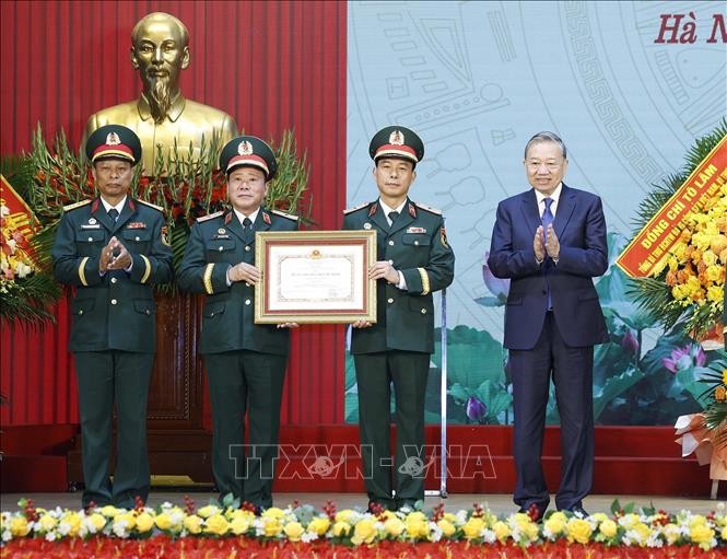 Tổng Bí thư Tô Lâm trao tặng Huân chương Hồ Chí Minh cho Binh chủng Công binh.