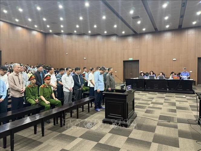 Các bị cáo nghe đại diện Viện Kiểm sát giữ quyền công tố tại phiên tòa đọc cáo trạng.