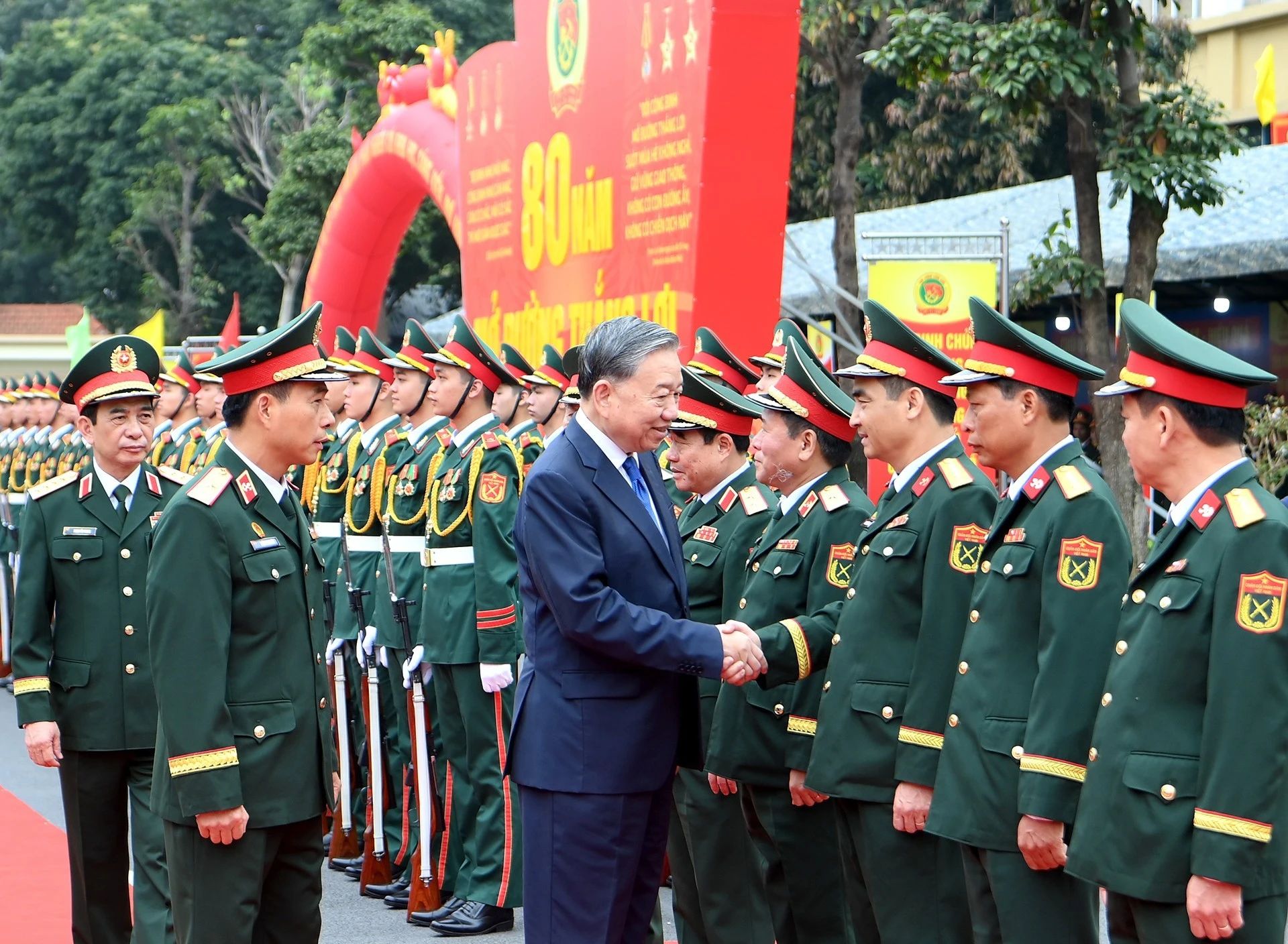 Tổng Bí thư Tô Lâm với lãnh đạo Bộ Quốc phòng và Binh chủng Công binh.