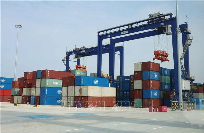 Hoạt động xuất nhập khẩu tại cảng Dương Phố, Hải Nam, Trung Quốc.