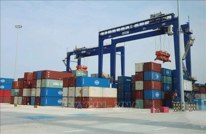 Hoạt động xuất nhập khẩu tại cảng Dương Phố, Hải Nam, Trung Quốc.