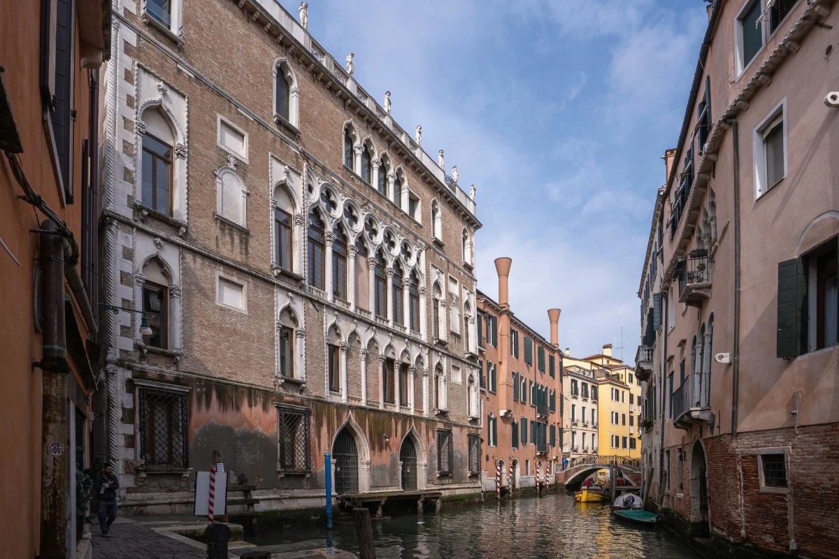 Sau hơn một năm cải tạo và trùng tu, cung điện lịch sử Ca' Giustinian Faccanon tại Venice (Italy) đã chính thức mở cửa trở lại.