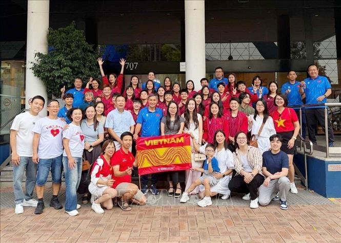 Đội tuyển bóng đá nữ Việt Nam chụp ảnh lưu niệm cùng cộng đồng kiều bào, người hâm mộ và cổ động viên.