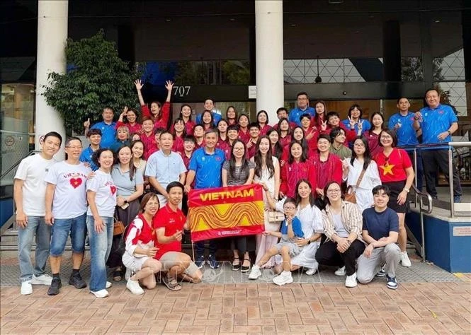 Đội tuyển bóng đá nữ Việt Nam chụp ảnh lưu niệm cùng cộng đồng kiều bào, người hâm mộ và cổ động viên.