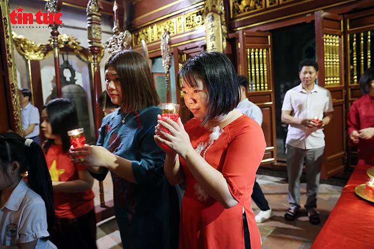 Không gian thờ tự được bảo tồn, kết hợp ánh sáng tạo nên vẻ đẹp huyền ảo.