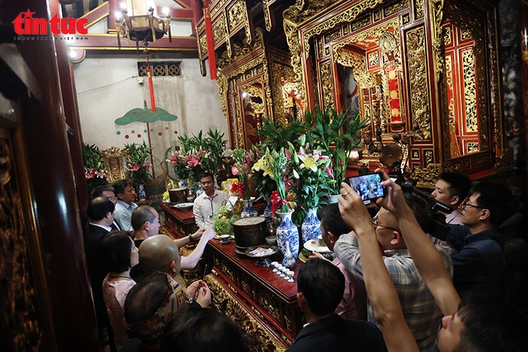 Nghi thức dâng hương diễn ra trang nghiêm trong không gian nội điện.