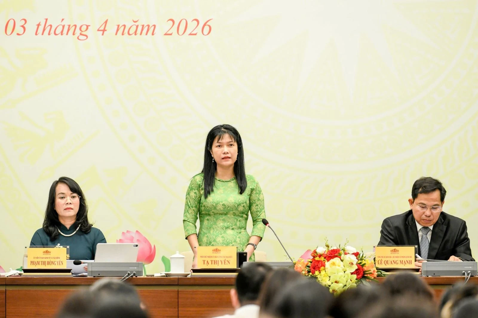 Bà Tạ Thị Yên, Phó Chủ nhiệm Ủy ban Công tác đại biểu của Quốc hội trả lời các câu hỏi được phóng viên quan tâm.