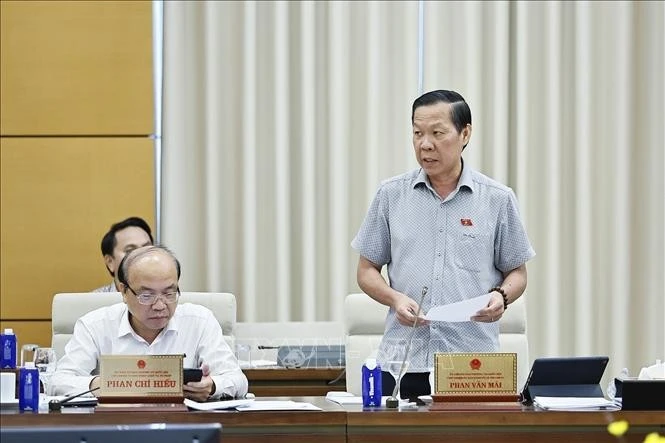 Chủ nhiệm Ủy ban Kinh tế và Tài chính của Quốc hội Phan Văn Mãi trình bày tóm tắt các báo cáo thẩm tra. Ảnh: Doãn Tấn/TTXVN