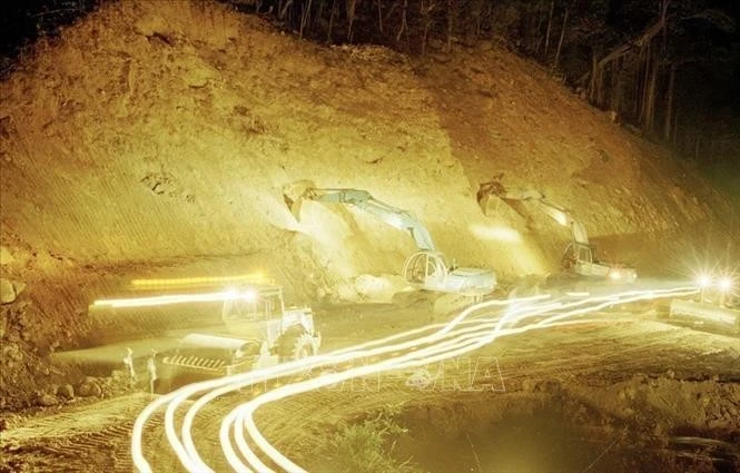 Công nhân công ty xây dựng Lũng Lô thi công xây dựng đường Hồ Chí Minh đoạn qua đèo Sa Mù, một địa hình phức tạp đèo cao, dốc sâu, khí hậu khắc nghiệt (2001).