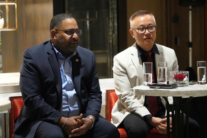 Tiến sĩ Lim Song - Chủ tịch Tổ chức Quyền Anh Việt Nam (VBO) (phải) và Ông Daryl Peoples - Chủ tịch đương nhiệm của IBF tại họp báo.