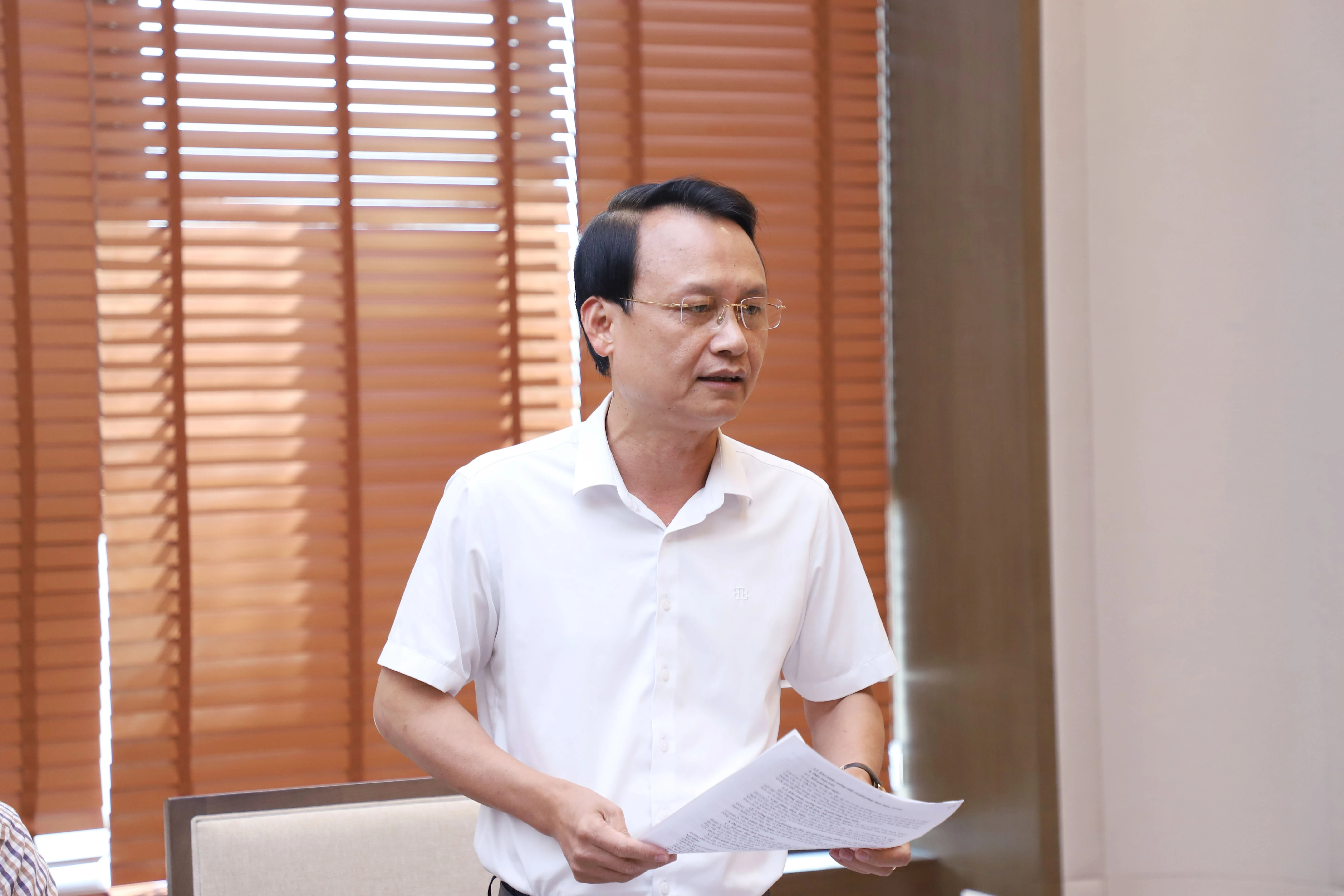 Lãnh đạo Sở Tài chính báo cáo tại cuộc họp.