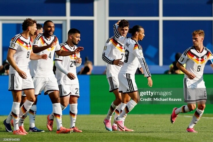 Cầu thủ Đức ăn mừng bàn gỡ hòa 1-1.