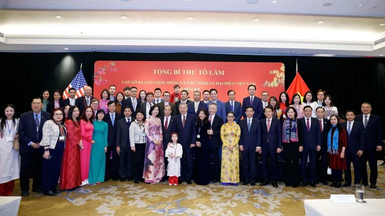 Tổng Bí thư Tô Lâm với bà con cộng đồng người Việt Nam tại Hoa Kỳ.