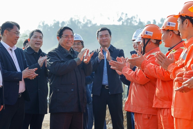 Thủ tướng động viên công nhân thi công tại nút giao IC-07 dự án cao tốc Hữu Nghị - Chi Lăng.