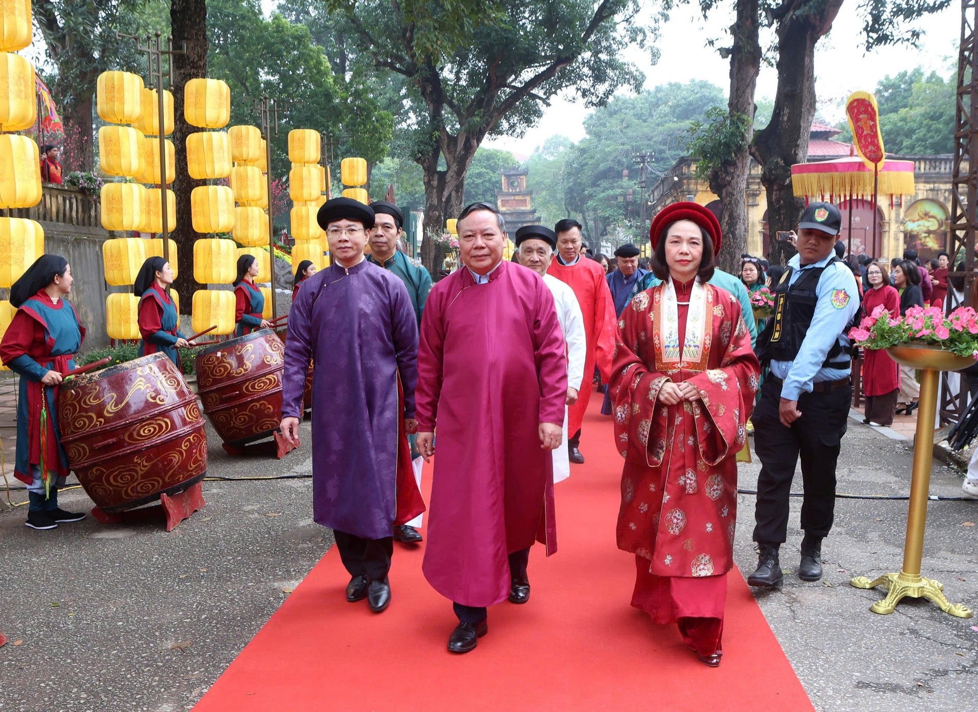Phó Bí thư Thường trực Thành uỷ Hà Nội Nguyễn Văn Phong và Phó Chủ tịch UBND thành phố Hà Nội Vũ Thu Hà cùng các đại biểu tham dự các nghi thức "Tống cựu nghinh tân".