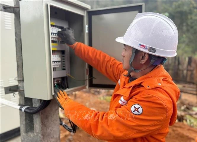 Đóng điện công trình lắp đặt hệ thống điện năng lượng mặt trời tại Khu dân cư Lân Nóng (tỉnh Lạng Sơn).