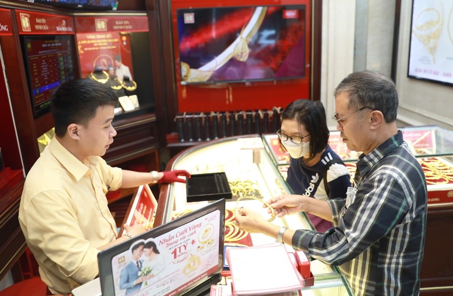 Người dân nên đến các cửa hàng được cấp giấy phép kinh doanh mua, bán vàng để thực hiện giao dịch.