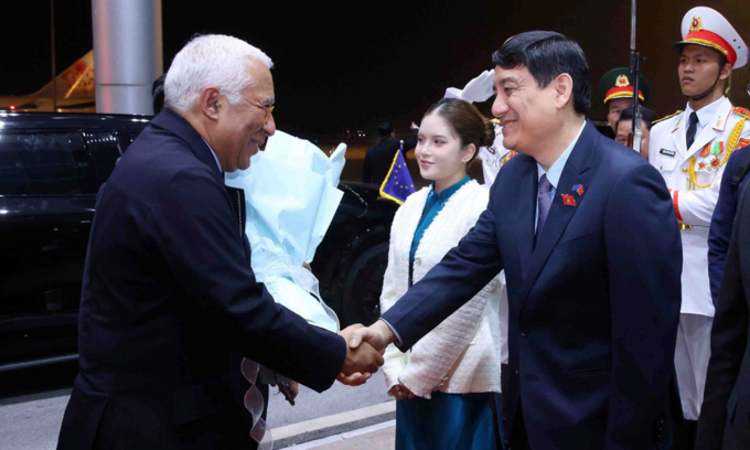 Chủ nhiệm Ủy ban Văn hóa và Xã hội của Quốc hội Nguyễn Đắc Vinh đón Chủ tịch Hội đồng châu Âu Antonio Costa tại sân bay Nội Bài hôm 28/1.