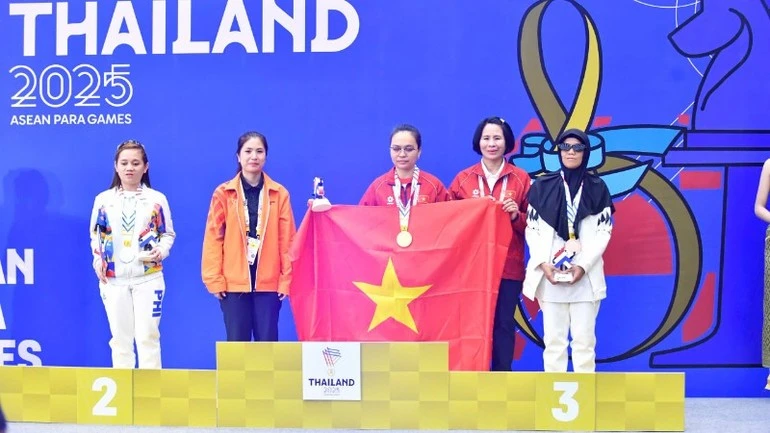 Trưởng đoàn Lê Thị Hoàng Yến chụp ảnh lưu niệm cùng các vận động viên đạt thành tích.