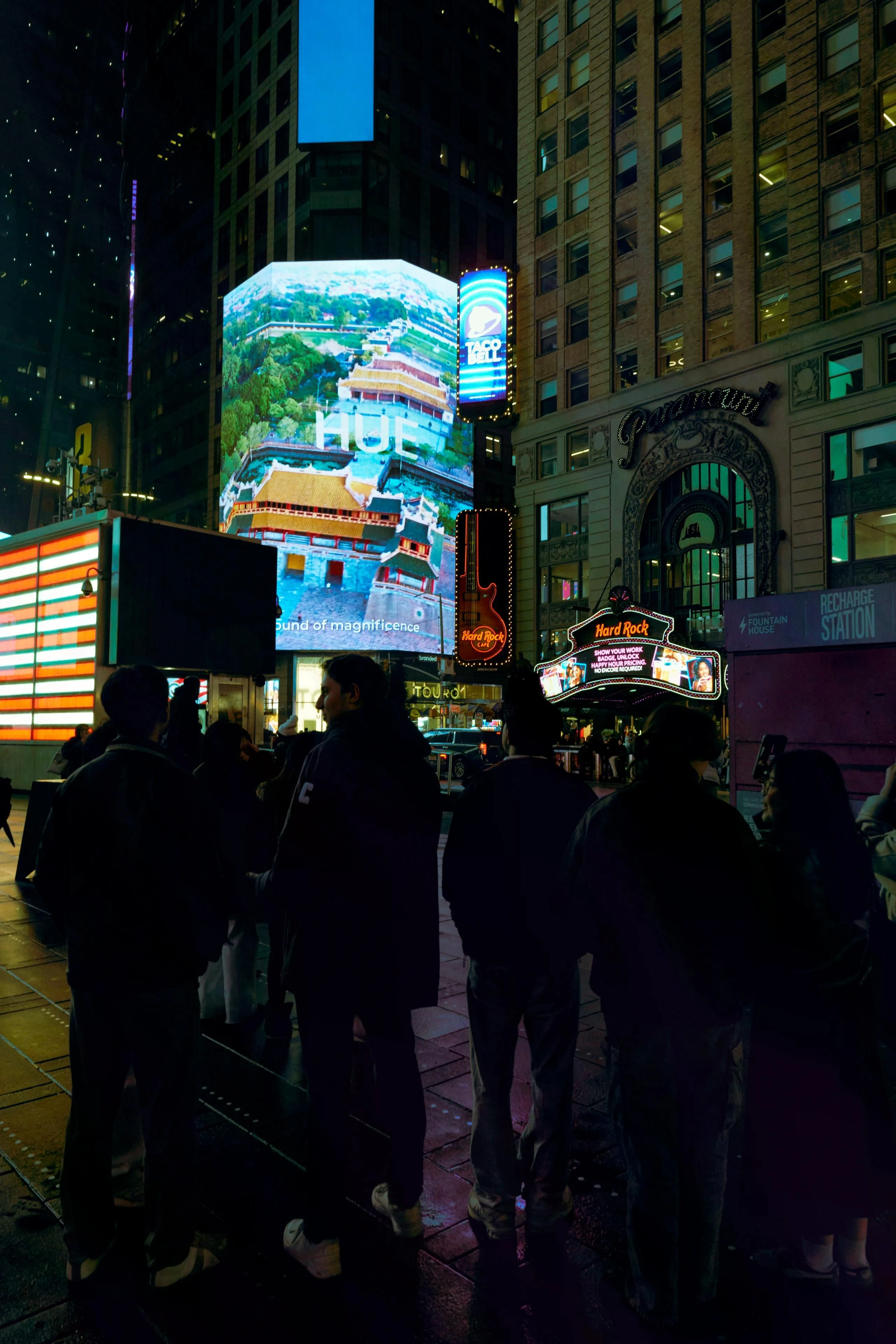 Hoạt động giới thiệu hình ảnh Việt Nam tại Hoa Kỳ thể hiện vai trò "sứ giả bầu trời" của Vietnam Airlines - hãng hàng không quốc gia trong kết nối văn hóa, du lịch và kinh tế giữa Việt Nam thế giới.