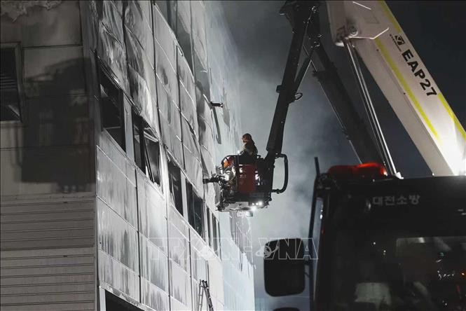 Hiện trường vụ cháy nhà máy sản xuất phụ tùng ô tô ở Daejeon, Hàn Quốc, ngày 20/3/2026.