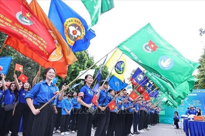 Đoàn viên, thanh niên Hà Nội giơ cao ngọn cờ tình nguyện, thể hiện sự quyết tâm, ý chí cống hiến tại Lễ xuất quân Chiến dịch Sinh viên tình nguyện “Mùa Hè xanh” 2024 - Sáng mãi ngọn lửa “Ba sẵn sàng”.