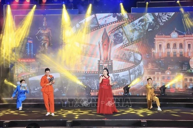 Tiết mục văn nghệ chào mừng. Ảnh: Minh Quyết/TTXVN
