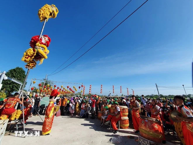 Múa lân tại phố Ông Lang, Cần Thơ vào dịp Tết.