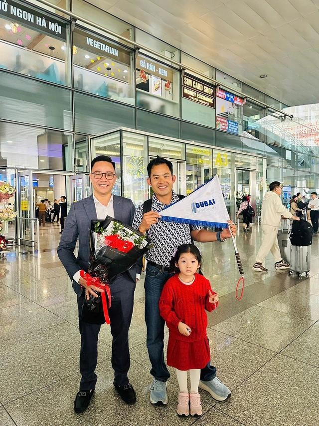 Giám đốc công ty du lịch Onlytour mua hoa ra tận sân bay đón khách về nước an toàn.