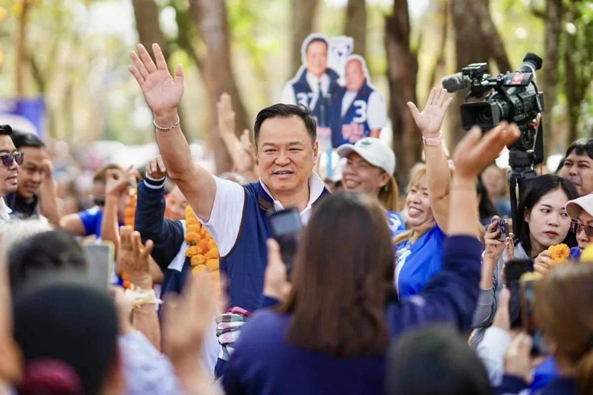 Thủ tướng lâm thời Thái Lan và Lãnh đạo đảng Tự hào Thái Anutin Charnvirakul vận động tranh cử tại tỉnh Nakhon Phanom ngày 21/1/2026.