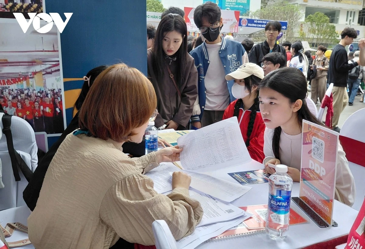 Thí sinh nghe tư vấn tuyển sinh trực tiếp tại gian tư vấn của các trường đại học.