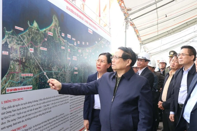 Thủ tướng Phạm Minh Chính kiểm tra tuyến đường ven biển tỉnh Quảng Ngãi tháng 2/2025.