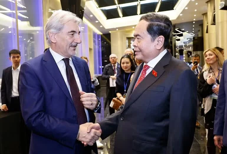 Chủ tịch Quốc hội Trần Thanh Mẫn với Ngài Raffaele Cattaneo, Quốc vụ khanh vùng Lombardy tham dự tọa đàm.