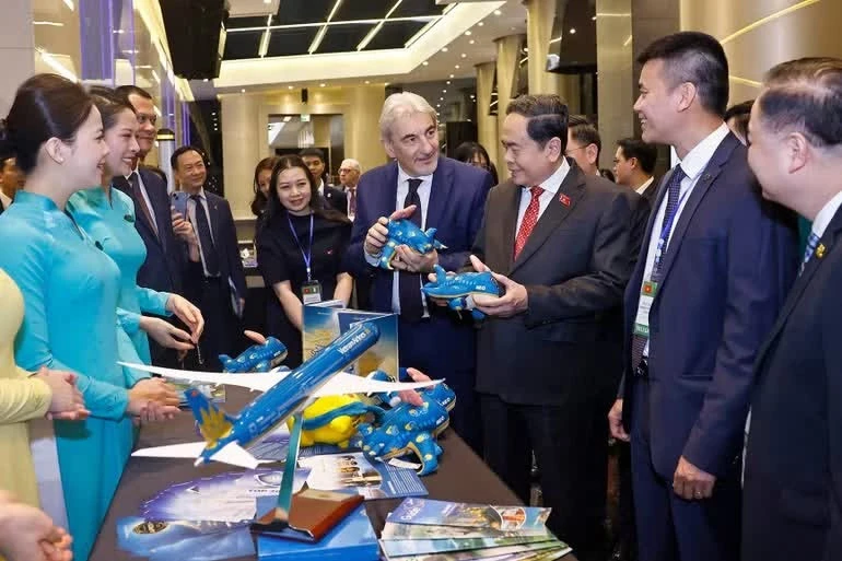 Chủ tịch Quốc hội Trần Thanh Mẫn và đại biểu tham quan gian hàng của Vietnam Airlines. (Ảnh: Doãn Tấn – TTXVN)