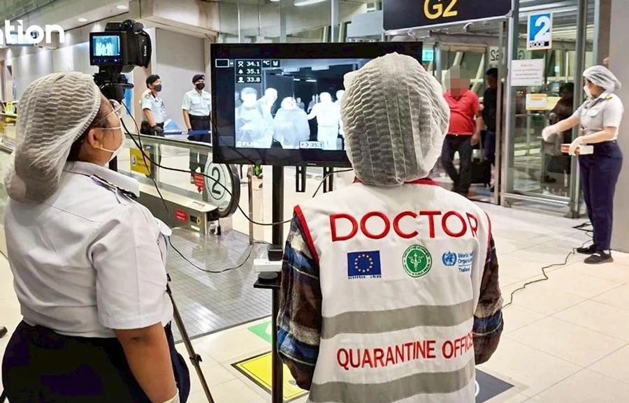 Nhân viên tại các sân bay ở Thái Lan tăng cường giám sát thân nhiệt hành khách để phát hiện trường hợp nghi ngờ nhiễm Nipah.
