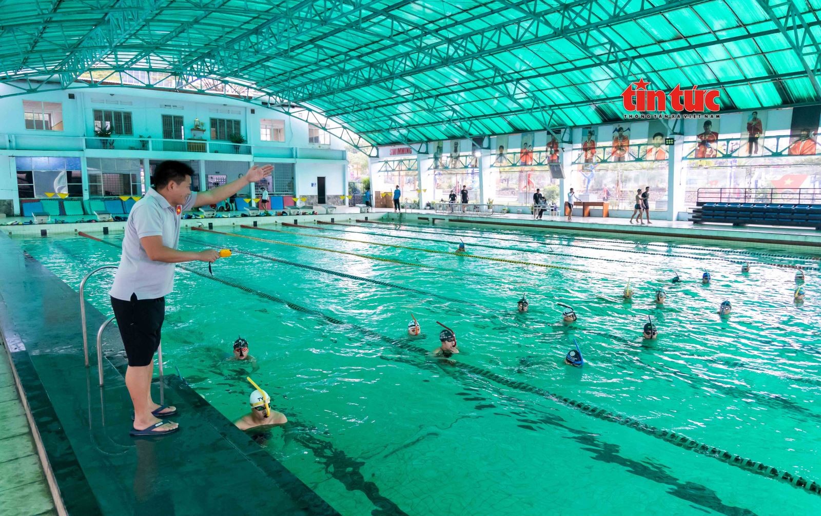 Ông Võ Thái Nguyên, HLV trưởng đội tuyển bơi quốc gia liên tục hướng dẫn các vận động viên các bài tập chính dưới nước.