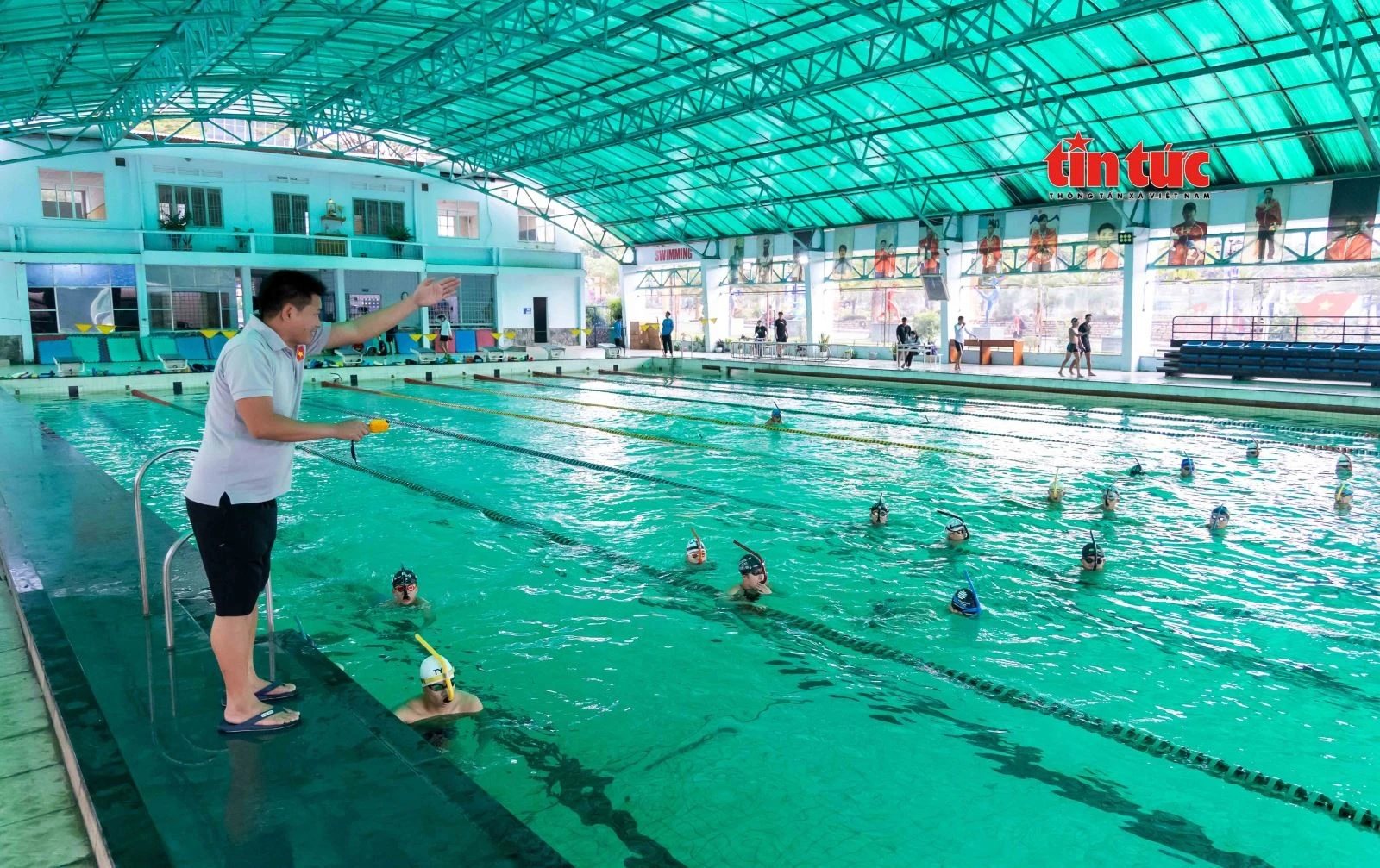 Ông Võ Thái Nguyên, HLV trưởng đội tuyển bơi quốc gia liên tục hướng dẫn các vận động viên các bài tập chính dưới nước.