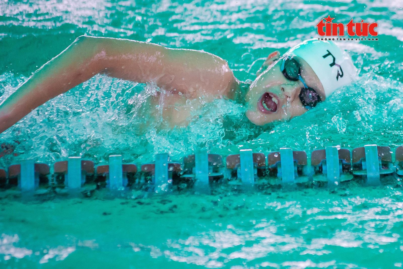 Việc tập luyện hàng giờ liền trong nước của các kình ngư trẻ là một điều không hề dễ dàng, nhất là các vận động viên nữ.