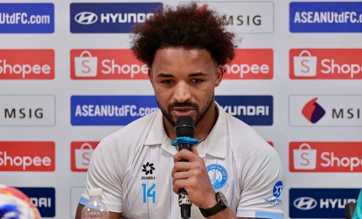 Xuân Son tỏa sáng rực rỡ giúp Nam Định thắng đậm.