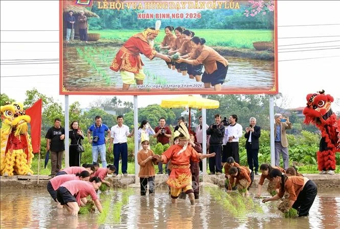 Tái hiện hình ảnh Vua Hùng ra đồng dạy nhân dân cấy lúa.