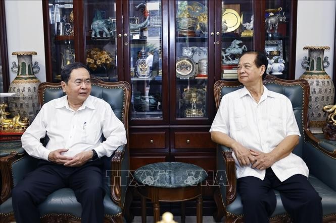 Chủ tịch Quốc hội Trần Thanh Mẫn tới thăm, chúc Tết nguyên Thủ tướng Chính phủ Nguyễn Tấn Dũng.